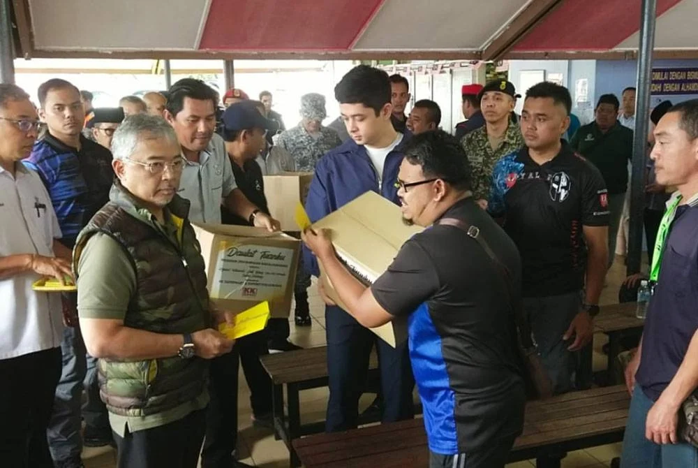 Raja-mengarahkan-kepada-mangsa-banjir-untuk-patuhi-undang-undang