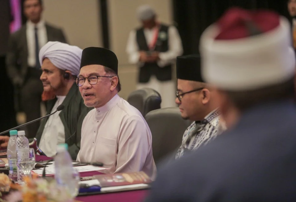 Serbuan kedai jam tangan bukan kerana warna tapi mengenai isu LGBT.