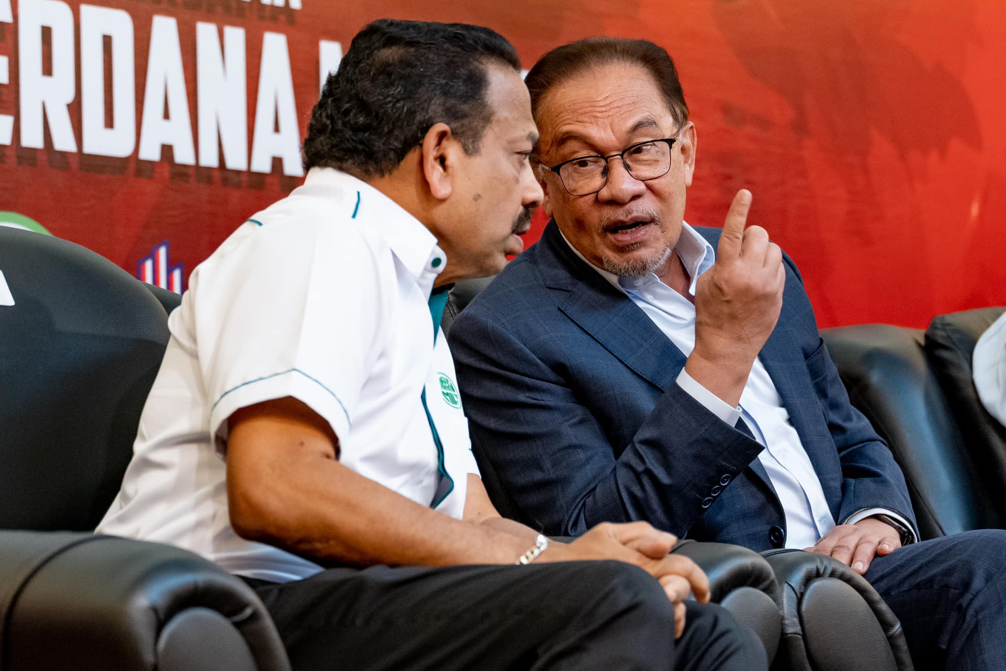 PERJUMPAAN ANWAR DENGAN MIC