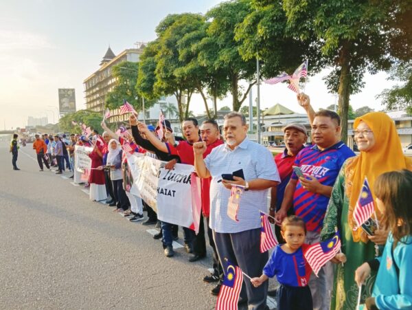 Ribuan Rakyat Johor Iringi Keberangkatan Sultan Ibrahim Ke Istana Negara