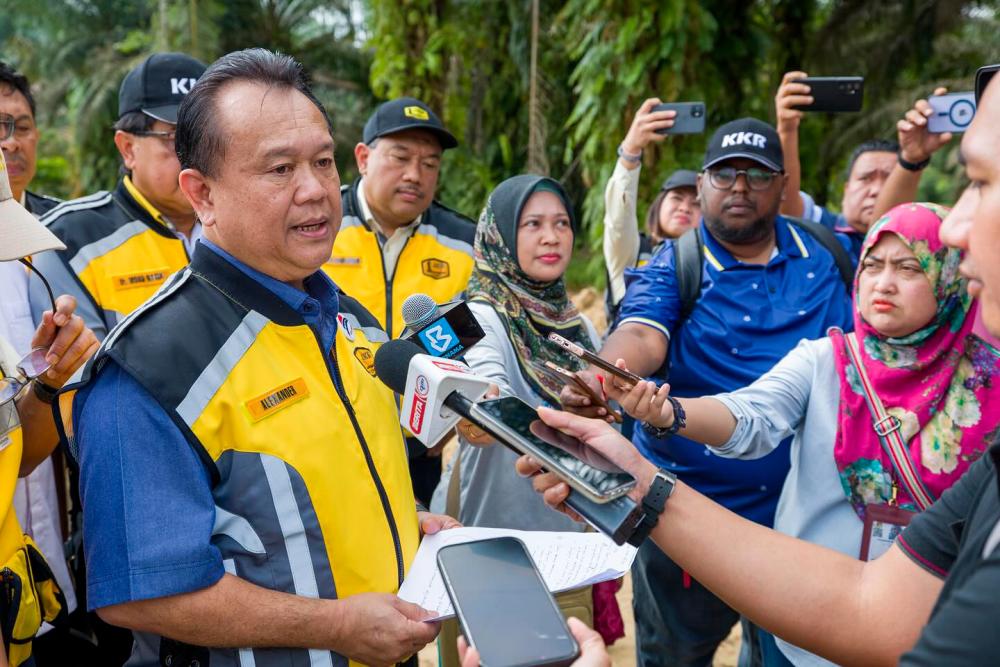 Juruukur Bahan Main Peranan, Pastikan Industri Seiring Keperluan Semasa - Alexander