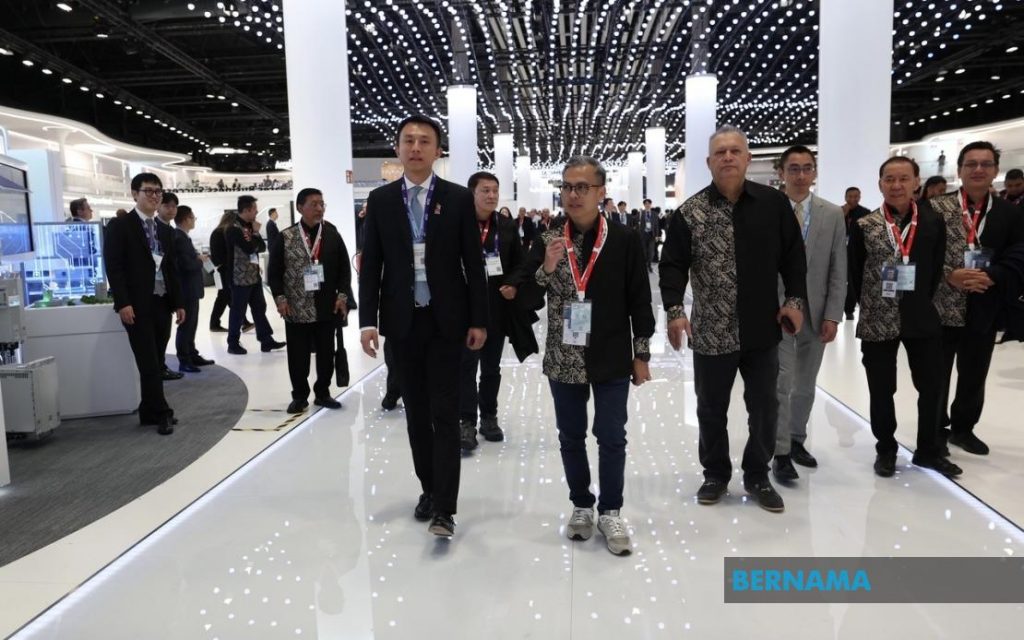 MWC 2024: Fahmi Lawat Pavilion Huawei, Tinjau Kemajuan Teknologi Terkini