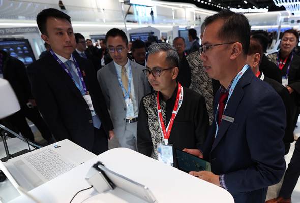 MWC 2024: Fahmi Lawat Pavilion Huawei, Tinjau Kemajuan Teknologi Terkini