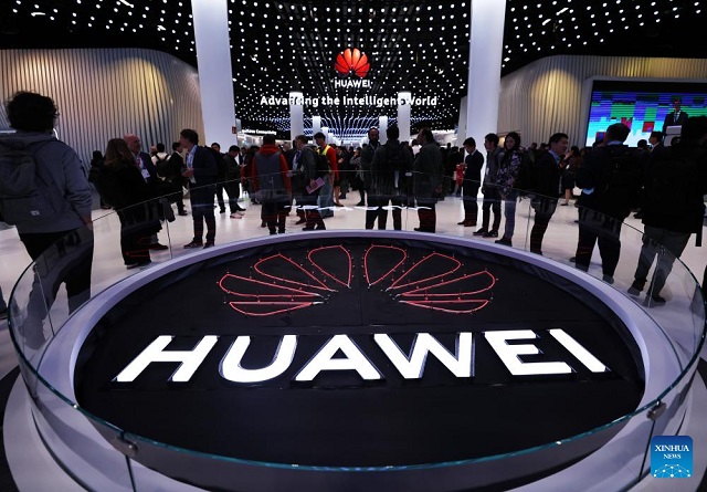 MWC 2024: Fahmi Lawat Pavilion Huawei, Tinjau Kemajuan Teknologi Terkini