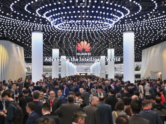 MWC 2024: Fahmi Lawat Pavilion Huawei, Tinjau Kemajuan Teknologi Terkini
