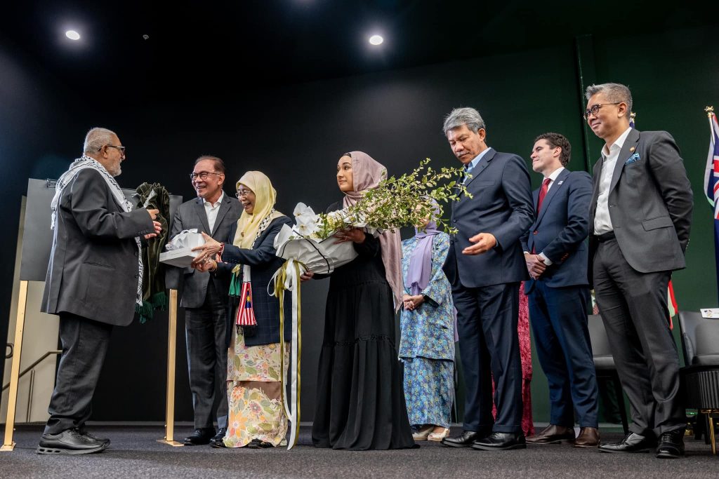 PM Anwar Kongsi Pandangan Dengan Pelajar Kolej At-Taqwa Ke Arah Mencapai Perubahan Positif